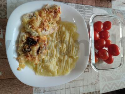 Keptas vištienos filė su džiovintais pomidorais po sūriu pagrindine nuotrauka