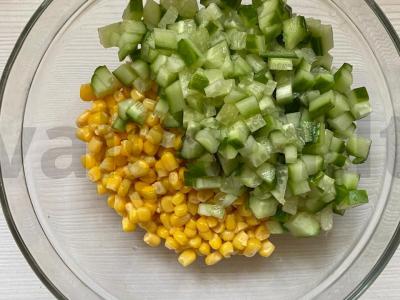 Salotas su krabų mėsa, kiaušiniais, kukurūzais ir agurkais Žingsnis 2