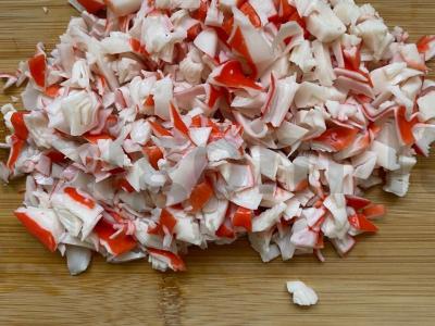 Salotas su krabų mėsa, kiaušiniais, kukurūzais ir agurkais Žingsnis 3