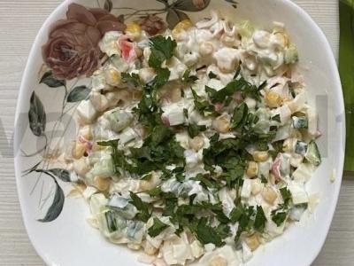 Salotas su krabų mėsa, kiaušiniais, kukurūzais ir agurkais pagrindine nuotrauka