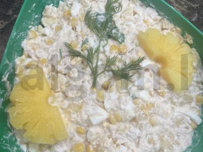 Salotos su kukurūzais ir ananasais pagrindine nuotrauka