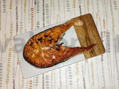 Lašišos steikas česnakinėje sviesto pagrindine nuotrauka