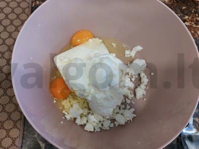 Varškės šarlotė su kokosų drožlėmis Žingsnis 2