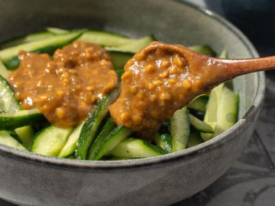 Agurkų salotas su traškiais žemės riešutais Žingsnis 4