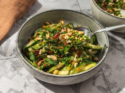 Agurkų salotas su traškiais žemės riešutais Žingsnis 5