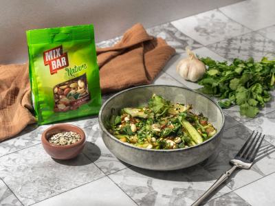 Agurkų salotas su traškiais žemės riešutais pagrindine nuotrauka