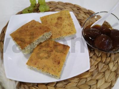 Grietininis mannikas su aguonomis pagrindine nuotrauka