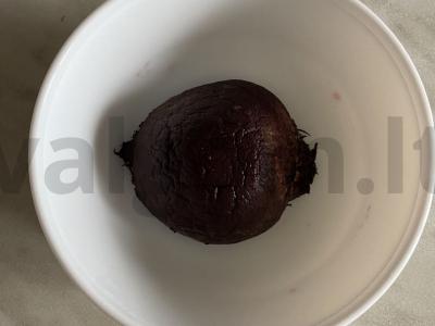 Skrudinto batono sumuštiniai su burokėliais, žolelėmis ir kiaušiniu Žingsnis 1