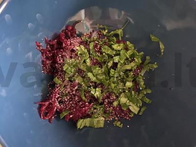 Skrudinto batono sumuštiniai su burokėliais, žolelėmis ir kiaušiniu Žingsnis 2