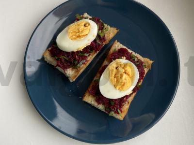 Skrudinto batono sumuštiniai su burokėliais, žolelėmis ir kiaušiniu pagrindine nuotrauka