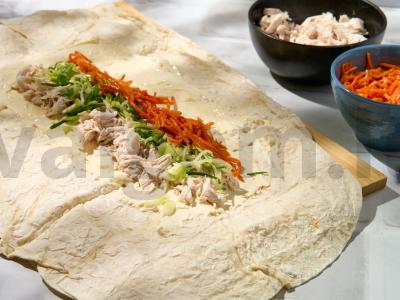 Rulonas su lydytu sūriu ir korėjietiška morkų salotomis Žingsnis 4