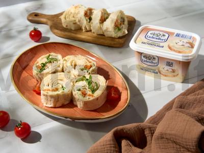 Rulonas su lydytu sūriu ir korėjietiška morkų salotomis pagrindine nuotrauka