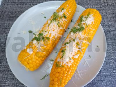 Kukurūza su sviestu, česnaku ir parmezanu pagrindine nuotrauka