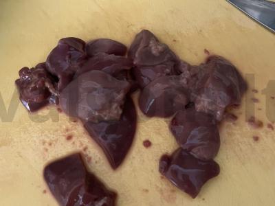 Salotos su vištienos kepenėlėmis ir brynza Žingsnis 1