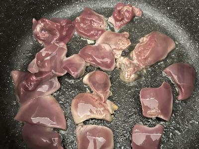 Salotos su vištienos kepenėlėmis ir brynza Žingsnis 2