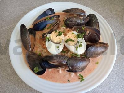 Greito paruošimo makaronai su midijomis ir aštriu grietinėlės padažu pagrindine nuotrauka