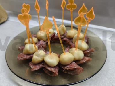 Kanarė su rūkytu sūriu ir saliami pagrindine nuotrauka