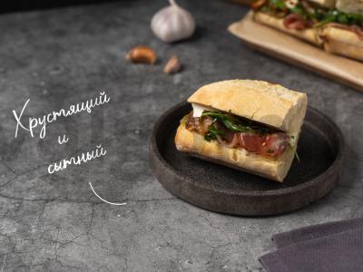 Itališkas sumuštinis bagetėje pagrindine nuotrauka