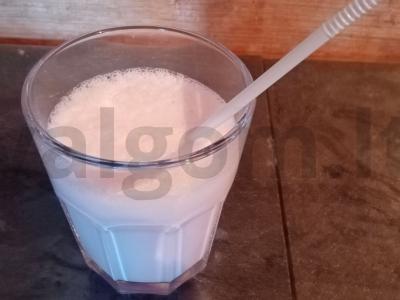 Pieninis kokteilis „Braškinis“ pagrindine nuotrauka