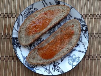 Karšti sumuštiniai su dešrelėmis, pomidoru ir saldžiu čili padažu Žingsnis 1