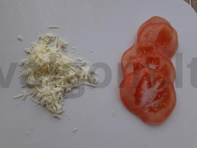 Karšti sumuštiniai su dešrelėmis, pomidoru ir saldžiu čili padažu Žingsnis 2