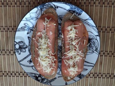 Karšti sumuštiniai su dešrelėmis, pomidoru ir saldžiu čili padažu Žingsnis 4