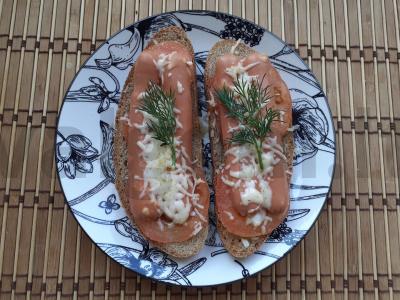 Karšti sumuštiniai su dešrelėmis, pomidoru ir saldžiu čili padažu pagrindine nuotrauka