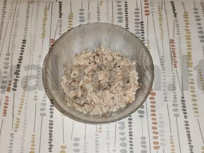 Žuvies salotas su Adygei sūriu Žingsnis 1