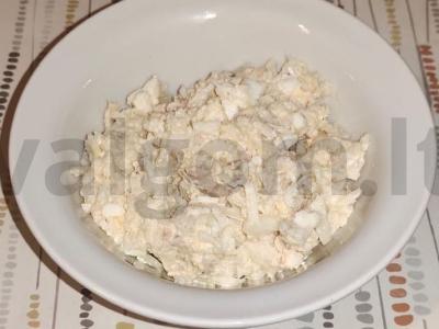 Žuvies salotas su Adygei sūriu pagrindine nuotrauka