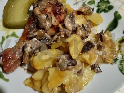 Vištiena su bulvėmis ir grybais vakarienei pagrindine nuotrauka