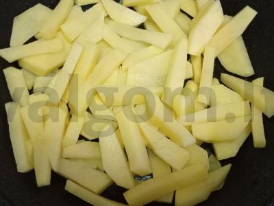 Ispaniška tortilija su žaliuosius svogūnais pusryčiams Žingsnis 1