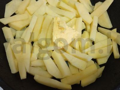 Ispaniška tortilija su žaliuosius svogūnais pusryčiams Žingsnis 2