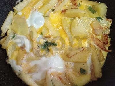 Ispaniška tortilija su žaliuosius svogūnais pusryčiams Žingsnis 8