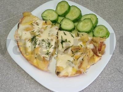 Ispaniška tortilija su žaliuosius svogūnais pusryčiams pagrindine nuotrauka