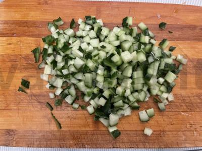 Jūros gėrybių ir šviežių agurkų salotas Žingsnis 2