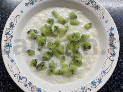 Pieninė košė iš ryžių dribsnių su kiviais pagrindine nuotrauka