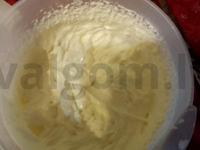 Greitas pyragas su uogiene arbatai Žingsnis 5