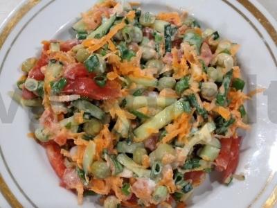 Daržovių salotas su žaliais žirneliais pagrindine nuotrauka