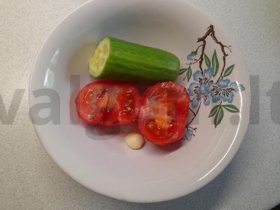 Šviežių daržovių salotos su varške Žingsnis 1