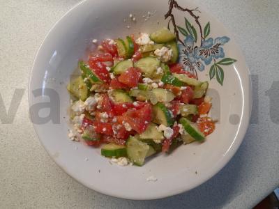 Šviežių daržovių salotos su varške pagrindine nuotrauka