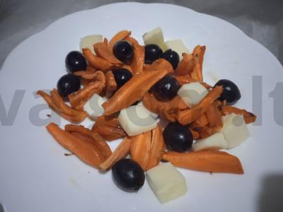 Salotos su kepta morkomis, alyvuogėmis ir fetos sūriu pagrindine nuotrauka