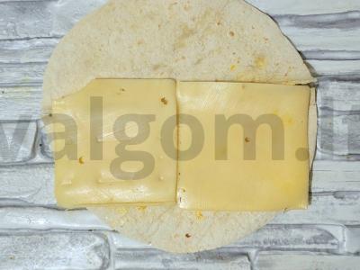 Sotio tortilija su įdaru iš bekono, morkų ir agurkų Žingsnis 1