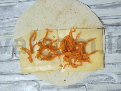 Sotio tortilija su įdaru iš bekono, morkų ir agurkų Žingsnis 2