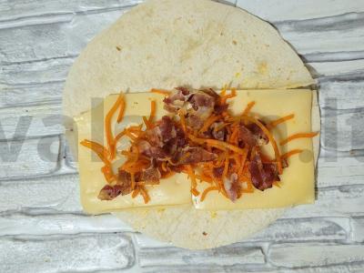 Sotio tortilija su įdaru iš bekono, morkų ir agurkų Žingsnis 4