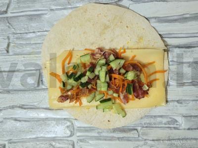 Sotio tortilija su įdaru iš bekono, morkų ir agurkų Žingsnis 5