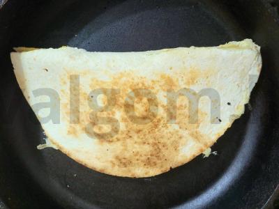 Sotio tortilija su įdaru iš bekono, morkų ir agurkų Žingsnis 6