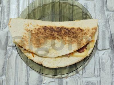 Sotio tortilija su įdaru iš bekono, morkų ir agurkų pagrindine nuotrauka