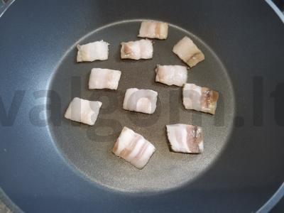 Kiaušinienė su šonine, pomidorais ir pesto padažu Žingsnis 1