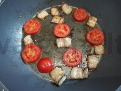 Kiaušinienė su šonine, pomidorais ir pesto padažu Žingsnis 3