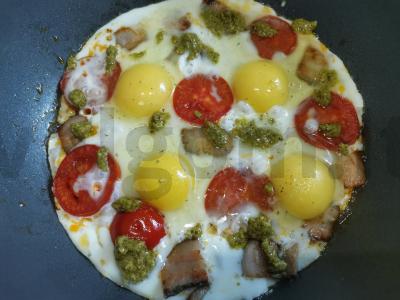 Kiaušinienė su šonine, pomidorais ir pesto padažu Žingsnis 4